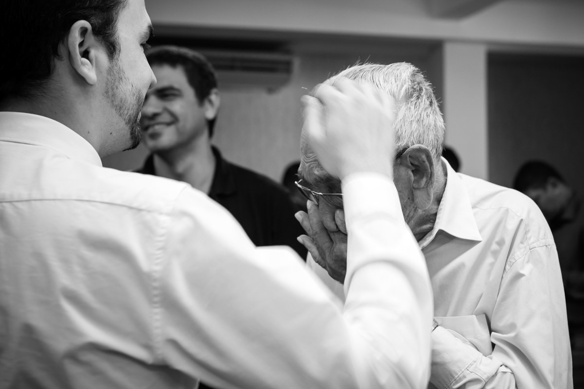 avô do noivo indo em sua direção e segurando o nariz durante  o choro no cartório de Parnamirim