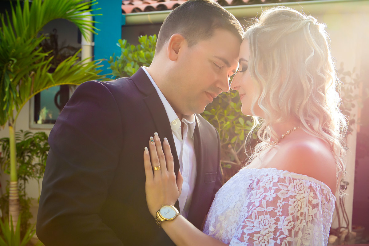 noivos de frente um para o outro com testas coladas casamento civil em Natal RN.