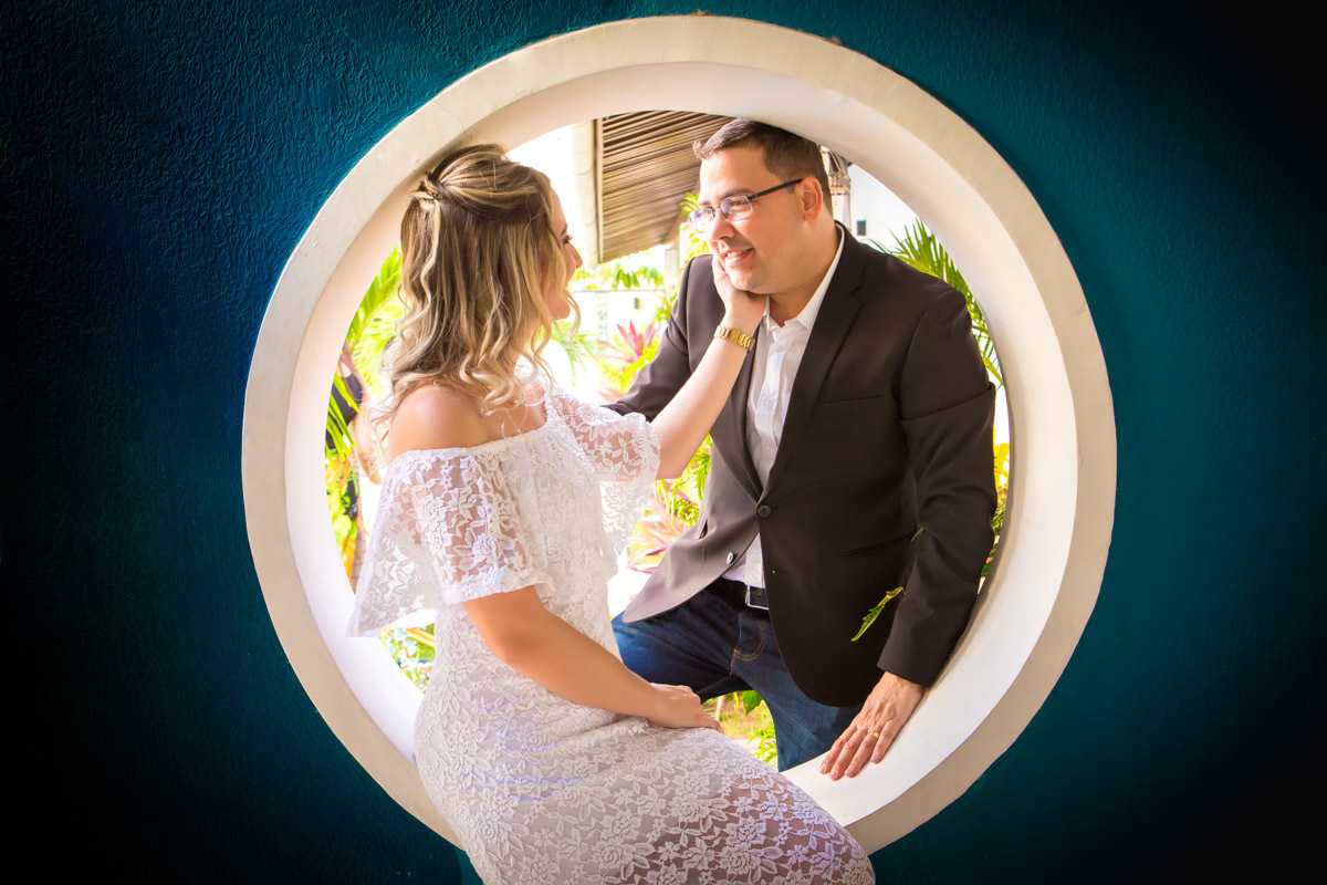 noiva sentada e com mão no rosto do noivo  casamento civil em Natal RN.