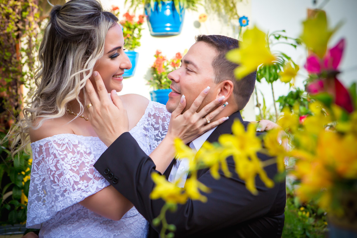 noivos de frente um para o outro se olhando em casamento civil em Natal RN.