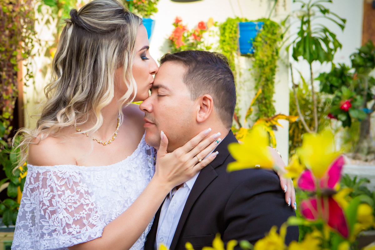 noiva beijando testa do noivo em casamento civil em Natal RN.