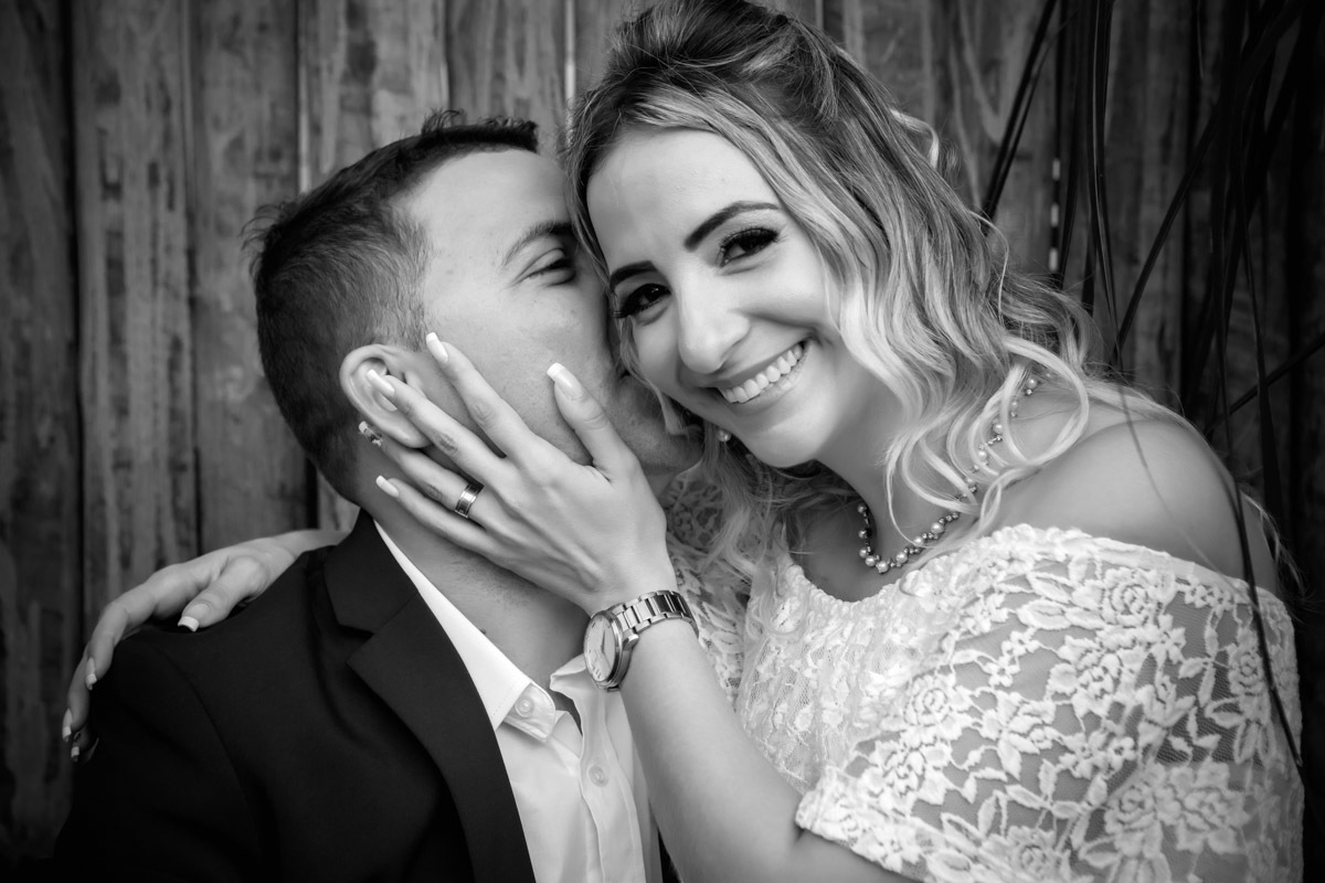 noivo falando algo em ouvido da noiva e ela rindo em casamento civil em Natal RN.