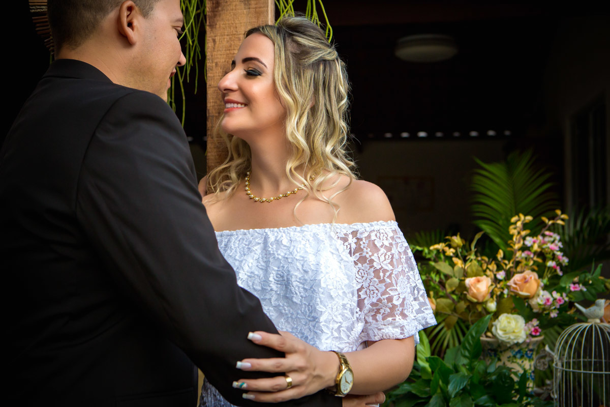 noiva encostada em tronco e noivo de frente para ela a olhando em casamento civil em Natal RN.