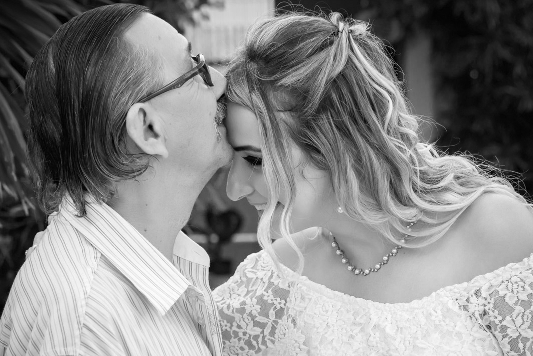 pai da noiva beijando sua testa em casamento civil em Natal RN.