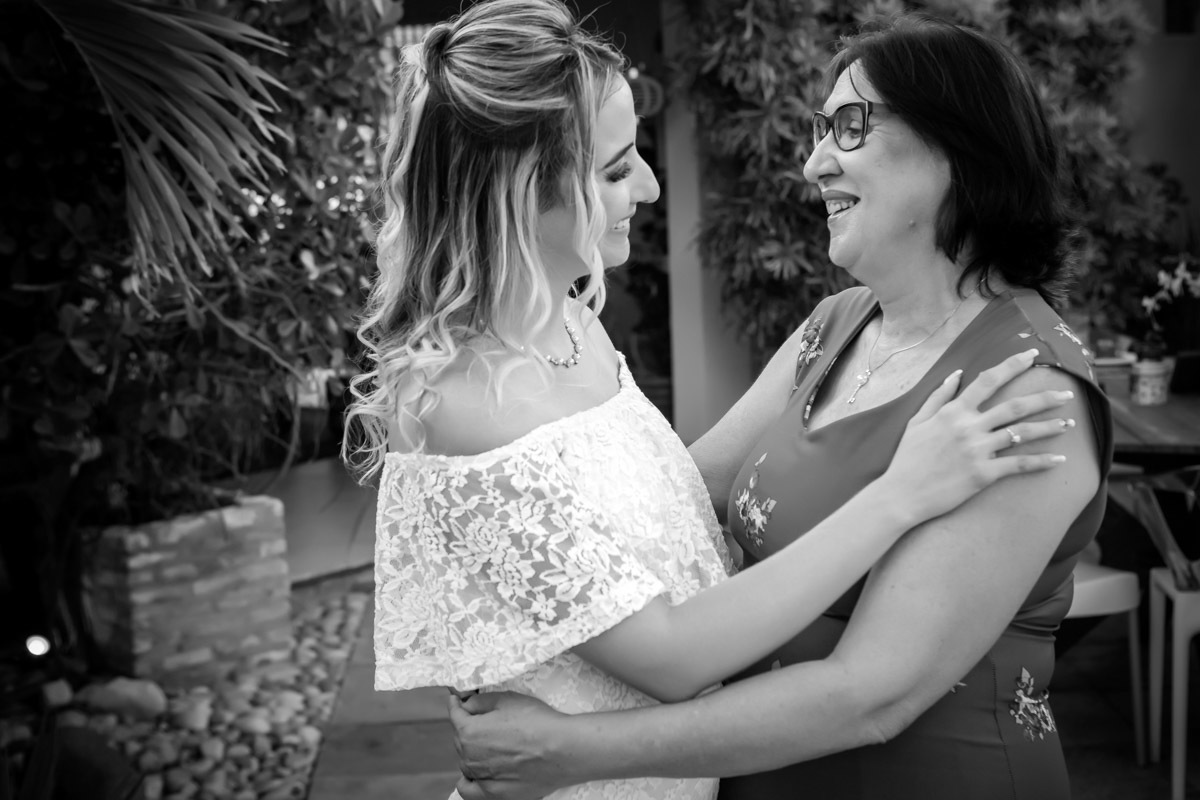 mãe do noiva abraçada com a filha em casamento civil em natal Rn