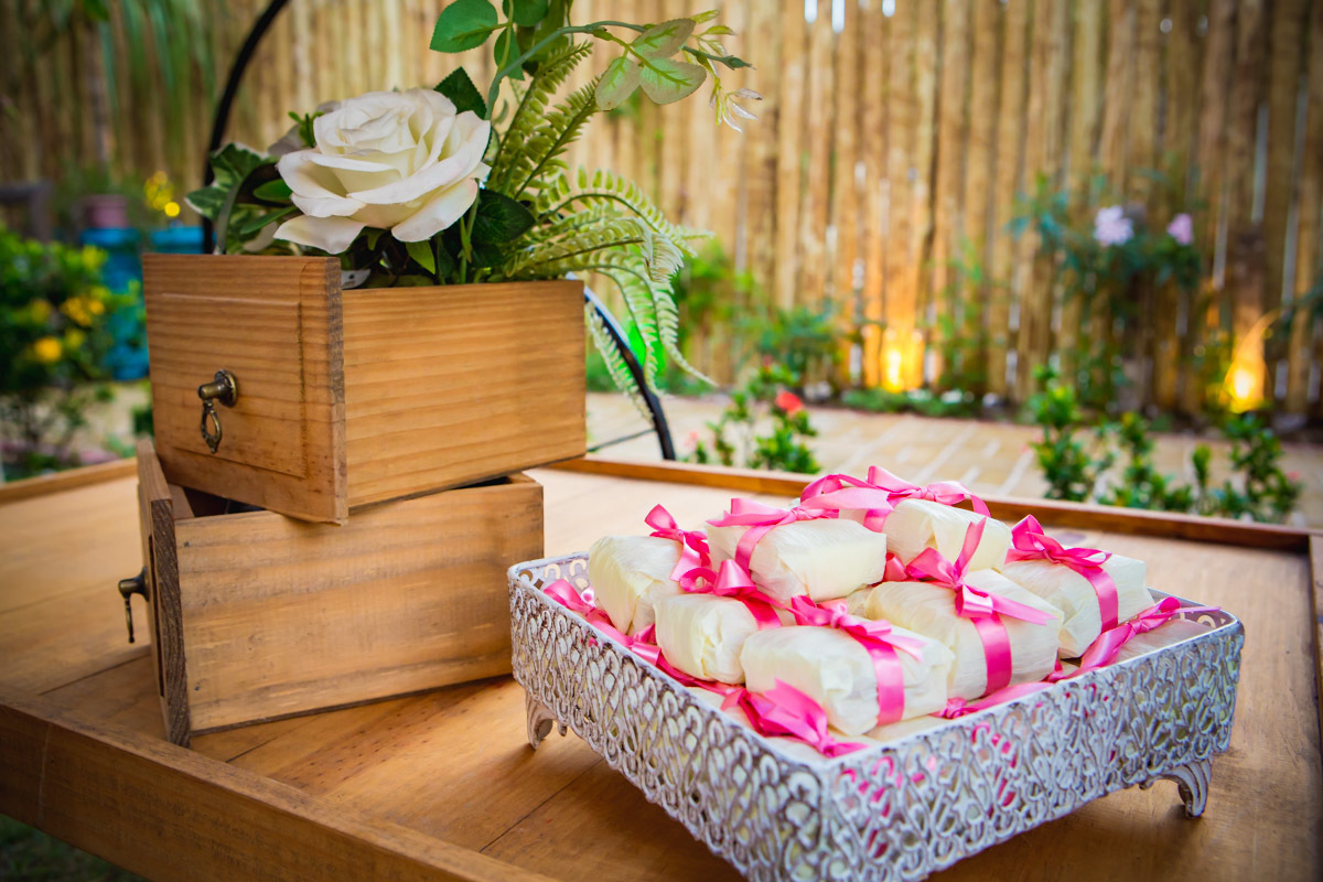 bem casados dentro de pote e flor 
do casamento civil em um café colonial em natal/RN