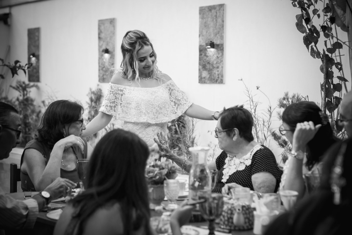 bisavó da noiva brincando com ela em casamento civil em natal Rn