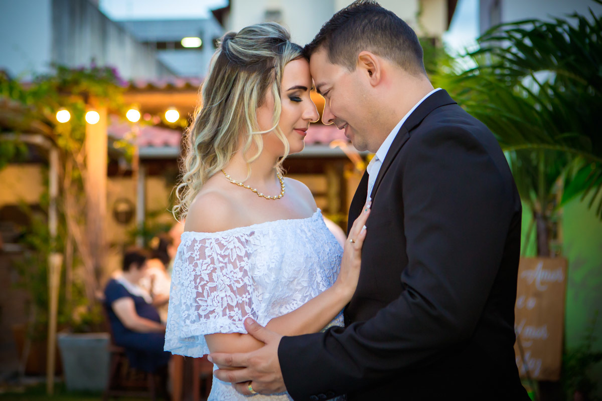 noivos de frente um para o outro com testas coladas casamento civil em Natal RN.