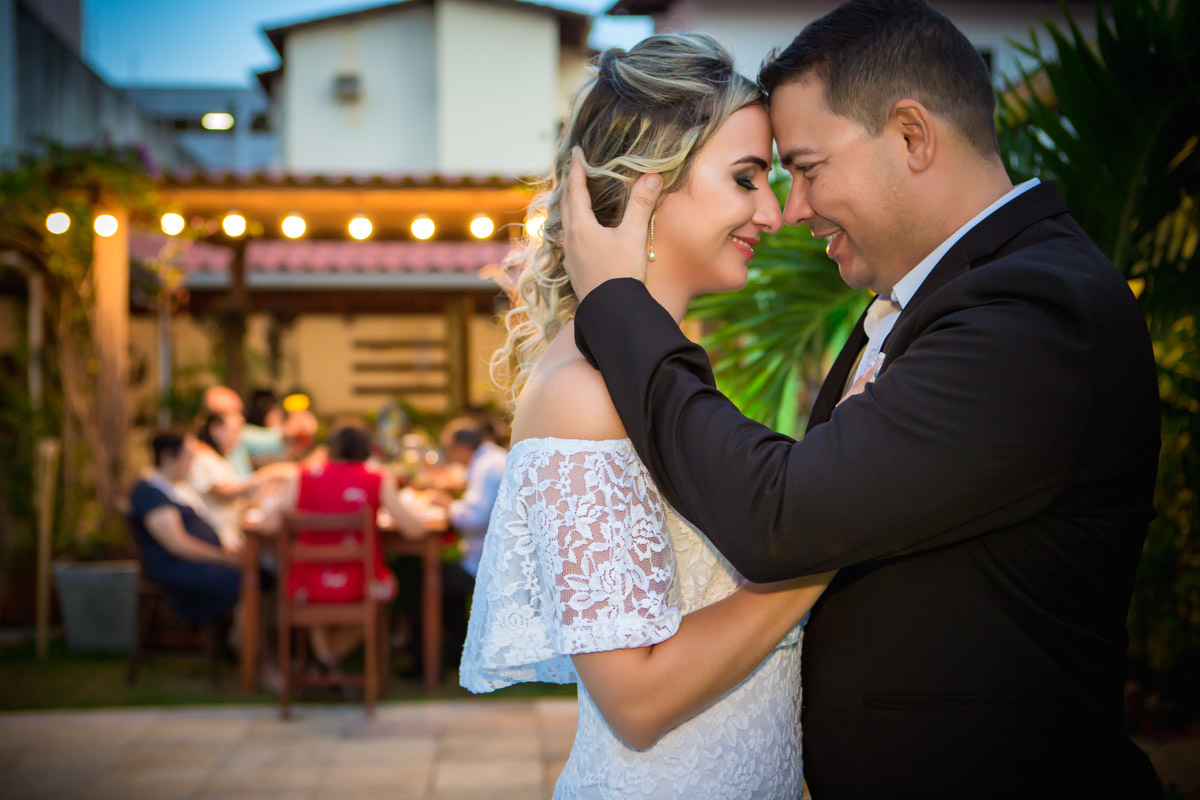 noivos de frente um para o outro com testas coladas casamento civil em Natal RN.