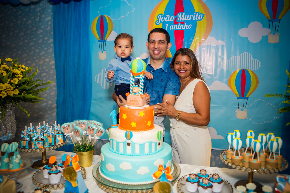 bebe com padrinhos no aniversário ursinho baloeiro