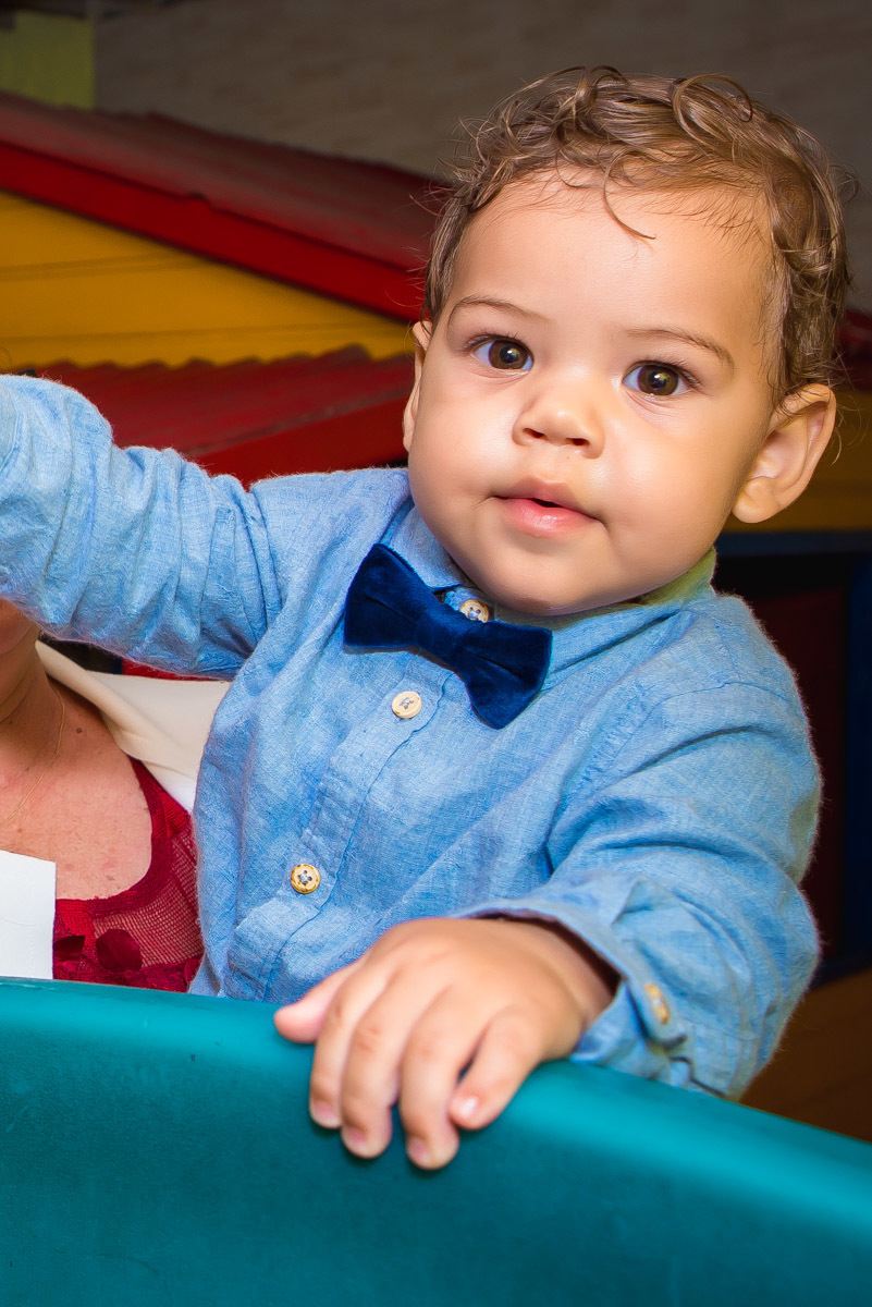 bebe brincando no aniversário ursinho baloeiro