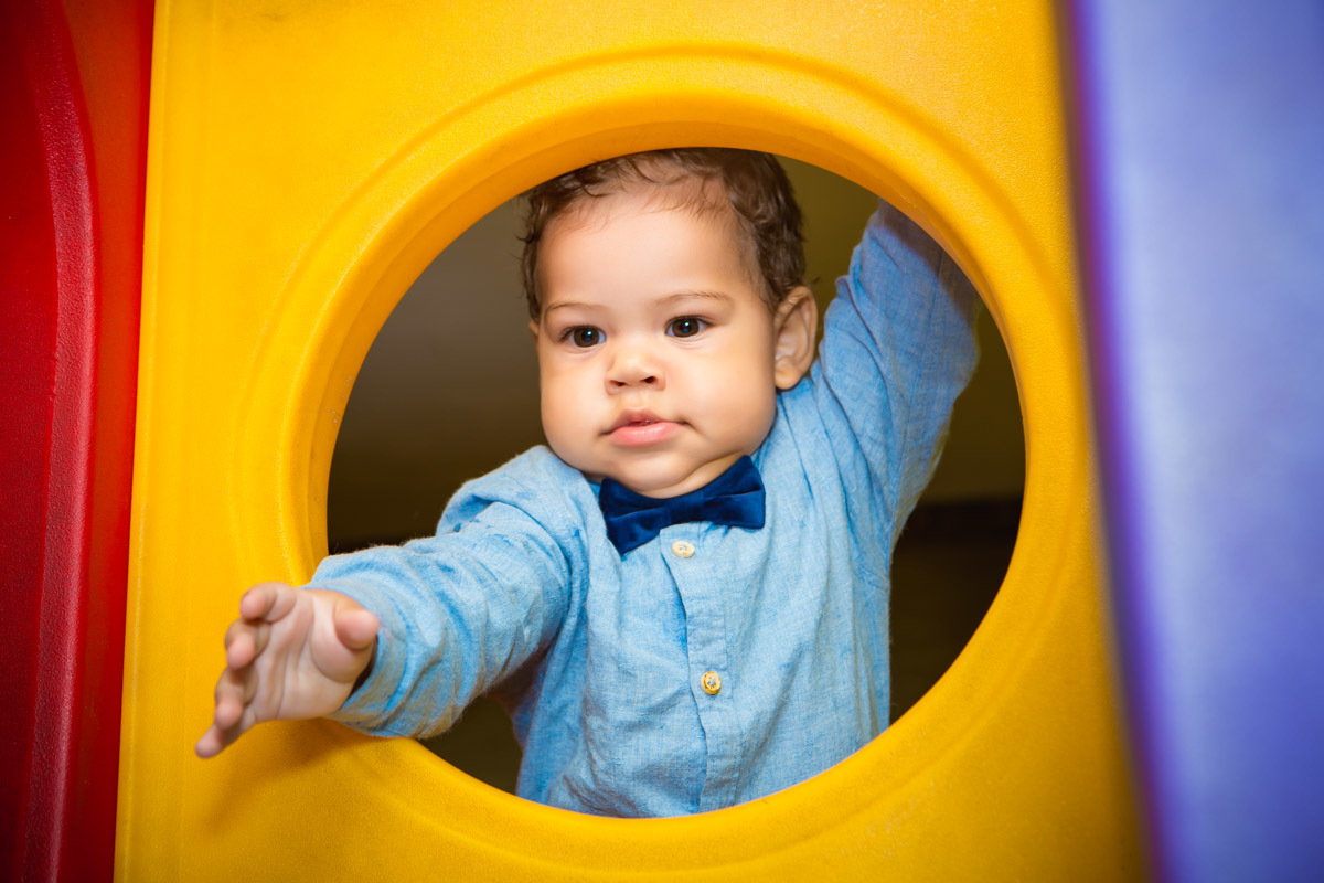 bebe brincando no aniversário ursinho baloeiro