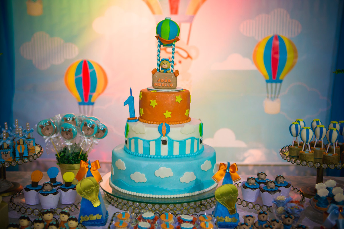 mesa com doces e bolos do aniversário ursinho baloeiro
