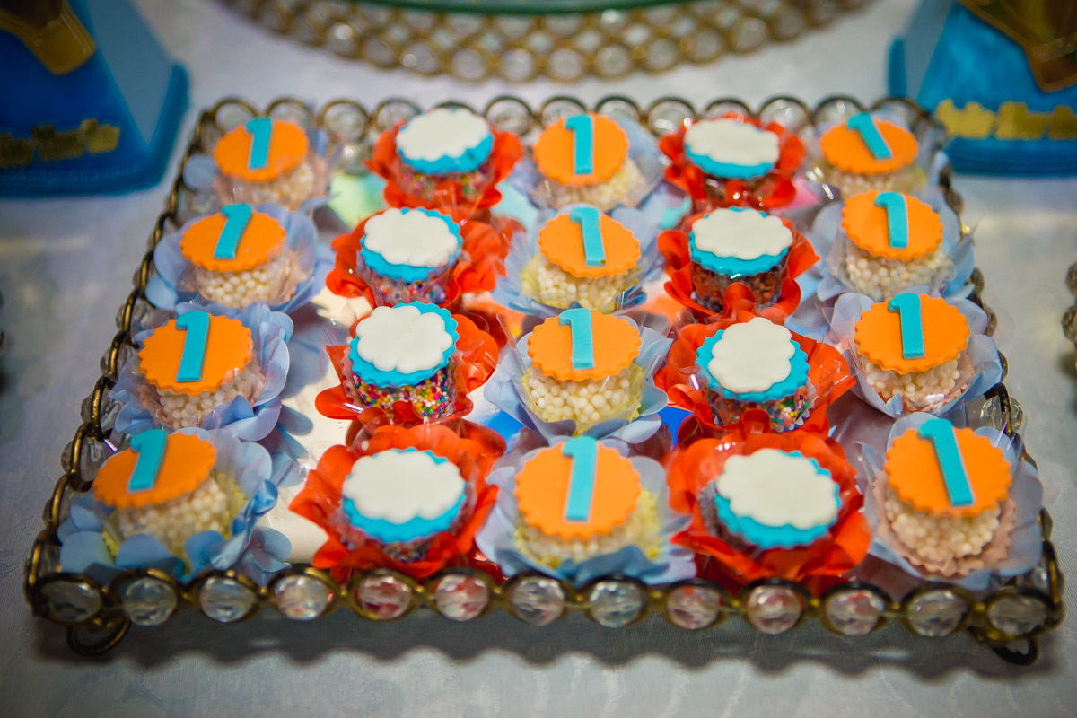 doces com numero um e nuvens do aniversário ursinho baloeiro