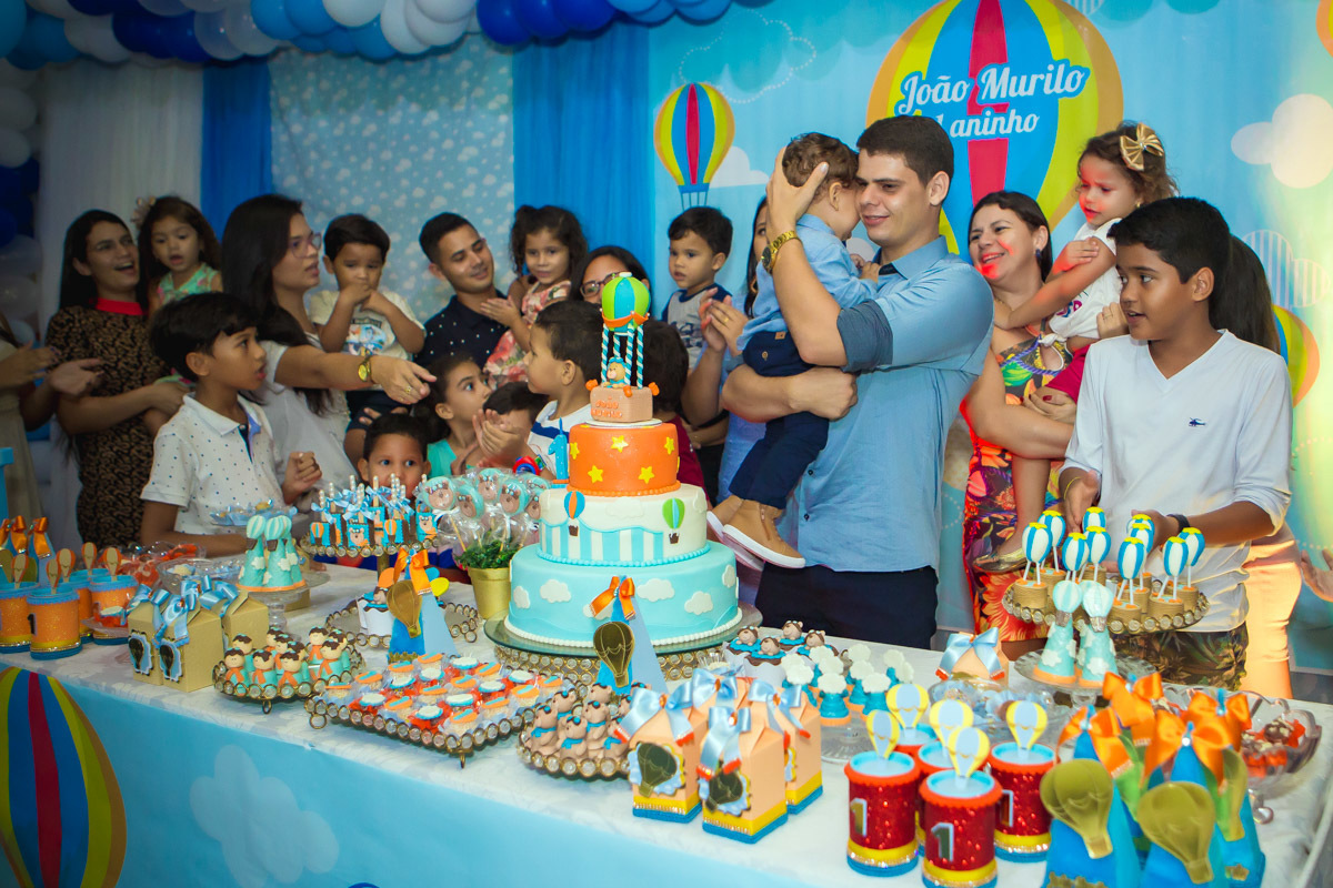 bebe abraçado com o pai no parabéns no aniversário ursinho baloeiro