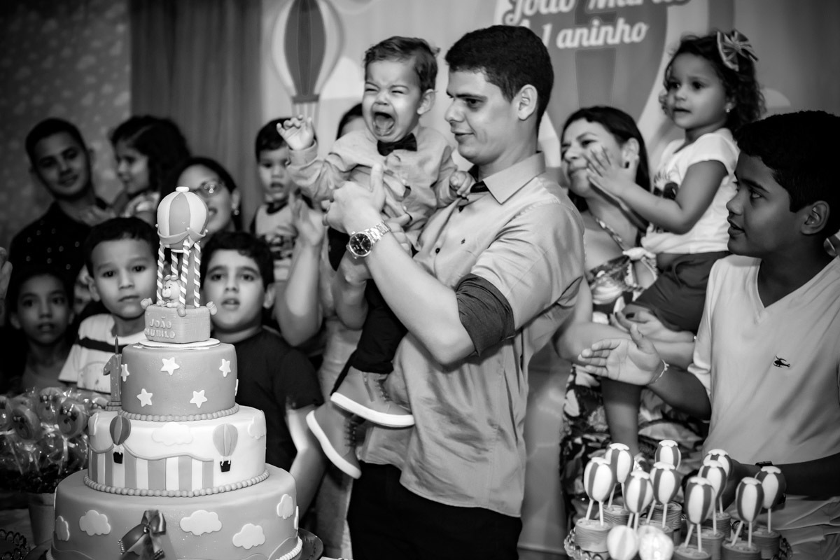 bebe chorando no colo do pai no parabéns no aniversário ursinho baloeiro