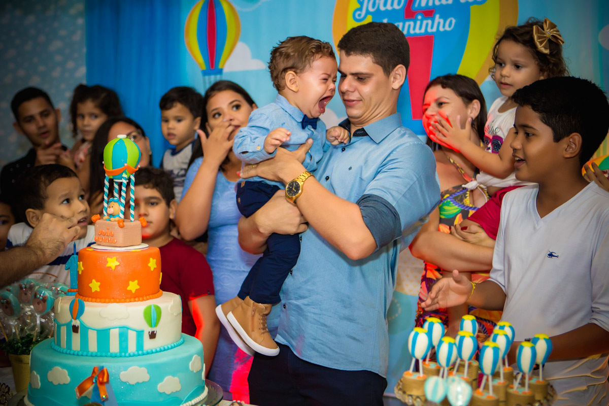 bebe chorando no colo do pai no parabéns no aniversário ursinho baloeiro