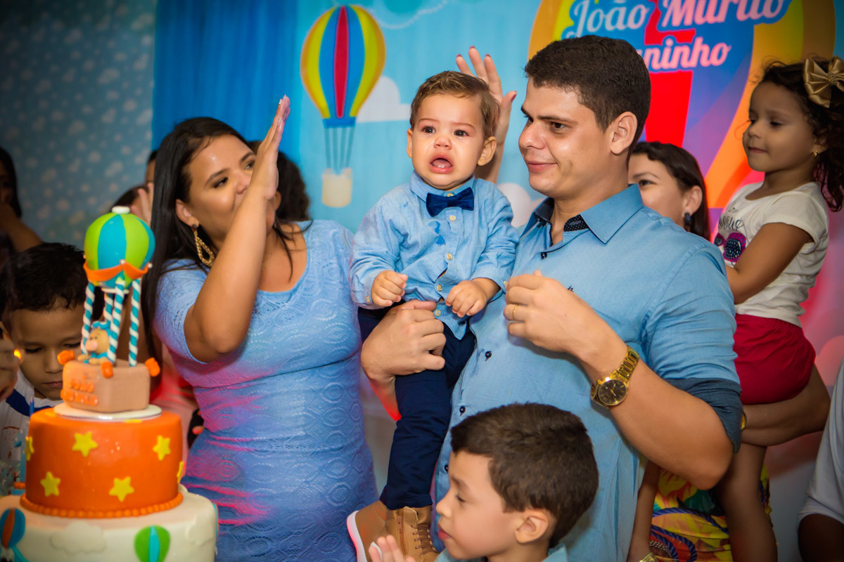 bebe no colo do pai no parabéns no aniversário ursinho baloeiro