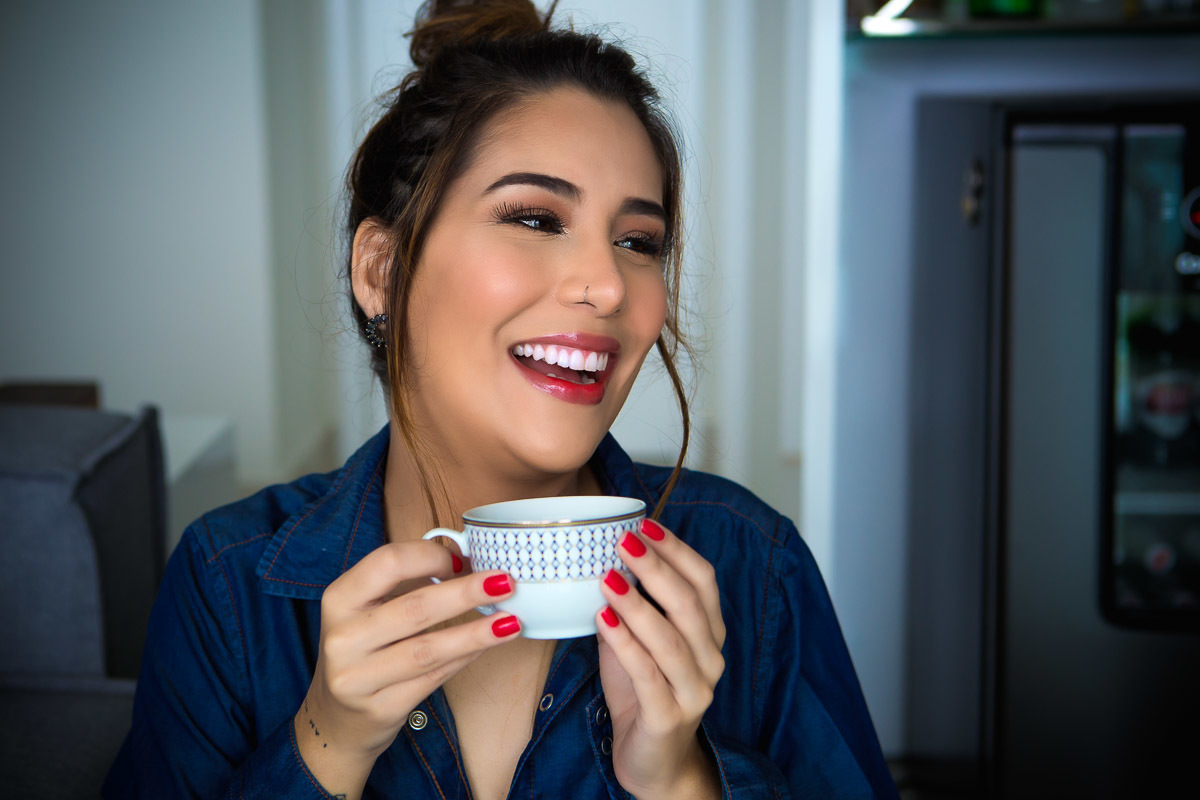 retrato de mulher segurando xicara de café