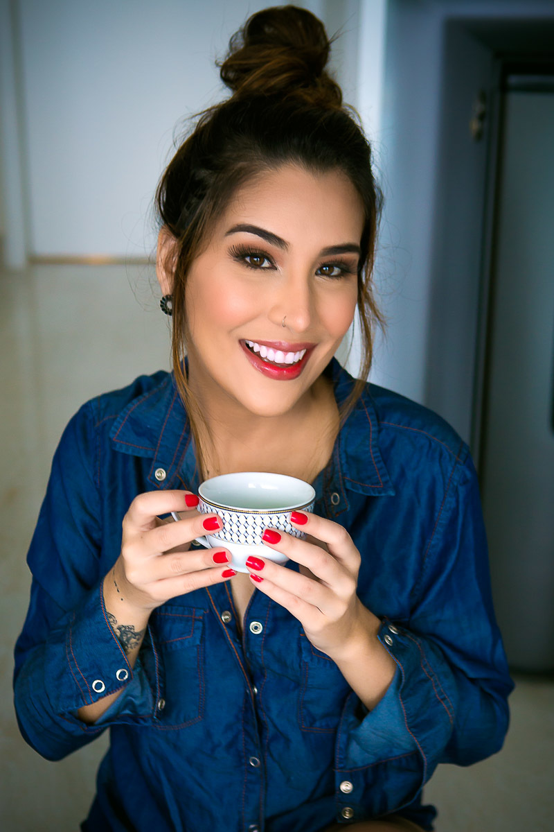 retrato de mulher segurando xicara de café