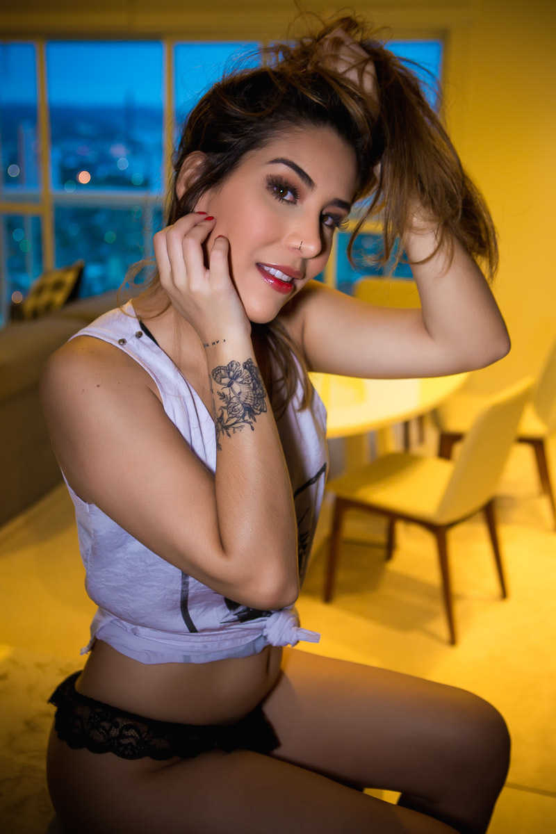 mulher sentada em balcão com mão no rosto e no cabelo