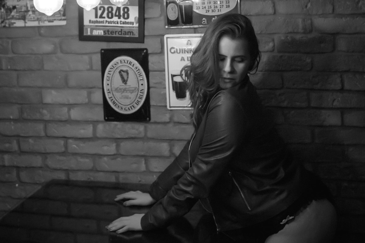 mulher com mãos encostada na mesa olhando para baixo