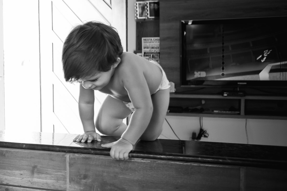 criança subindo em balcão