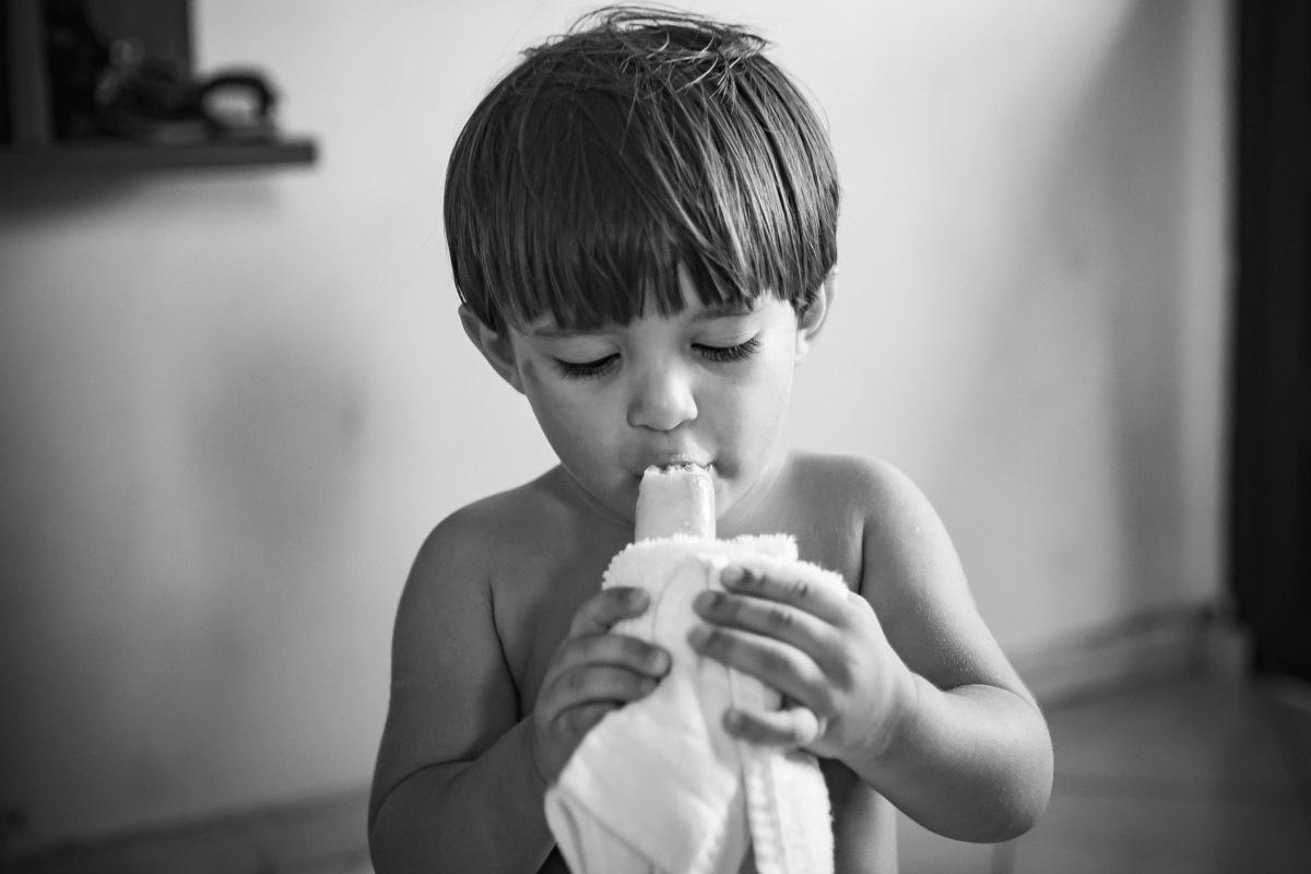 criança chupando dindin