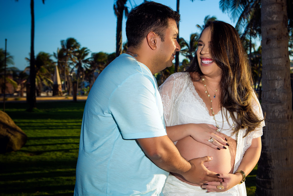 Gestante e marido se olhando e rindo