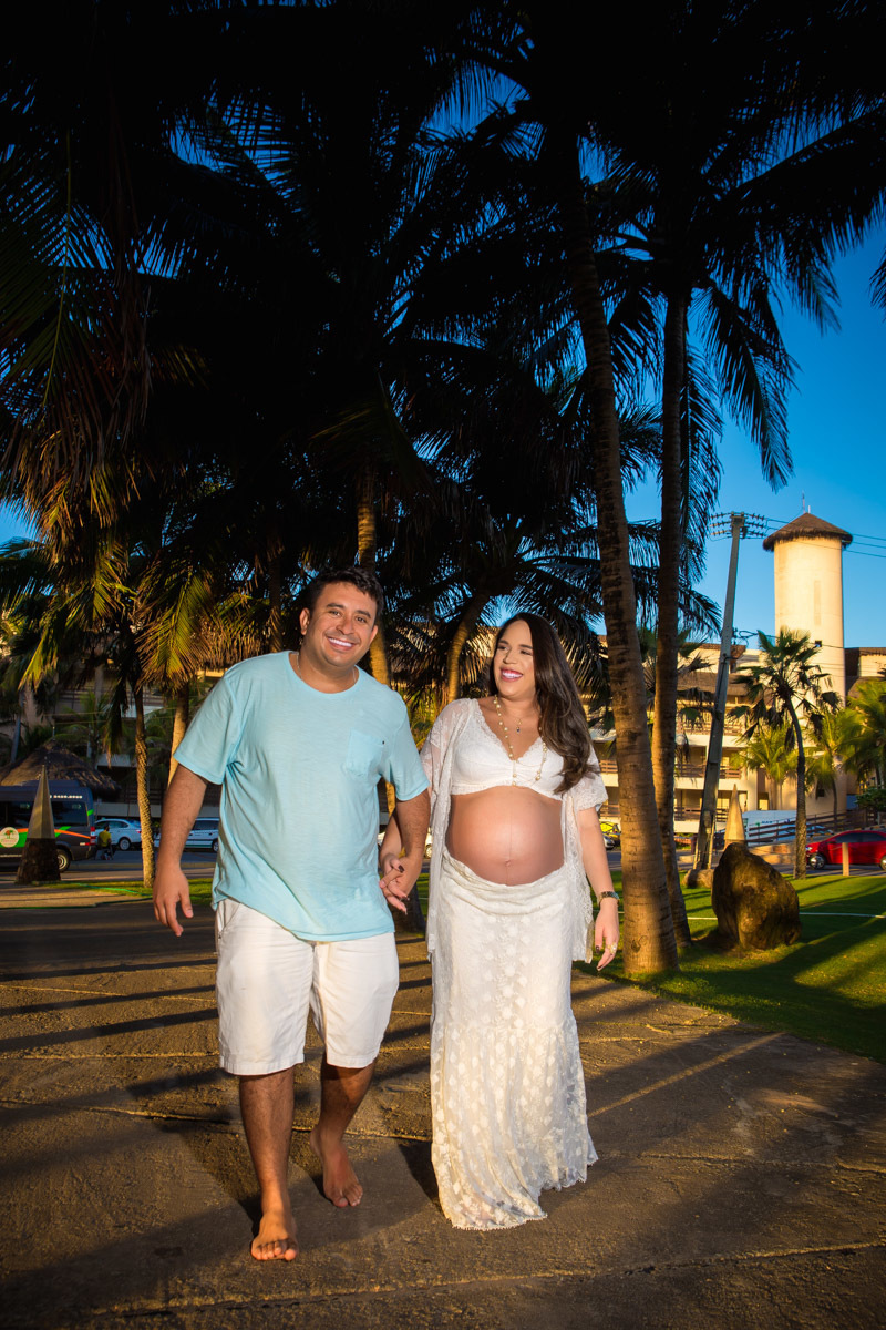 Gestante e marido caminhando de mãos dadas no Beach Park