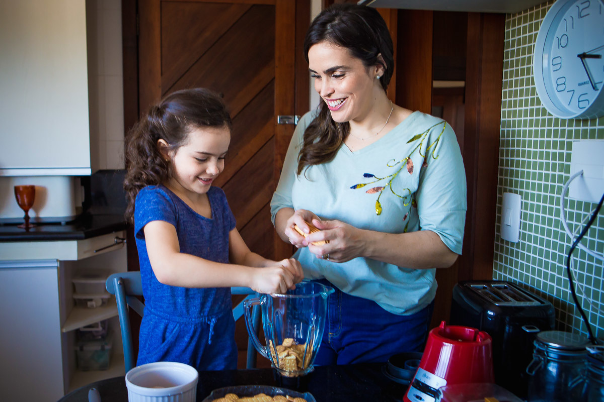 mãe e filha quebrando biscoitos