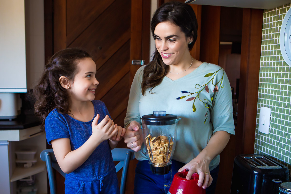 mãe e filha cozinhando