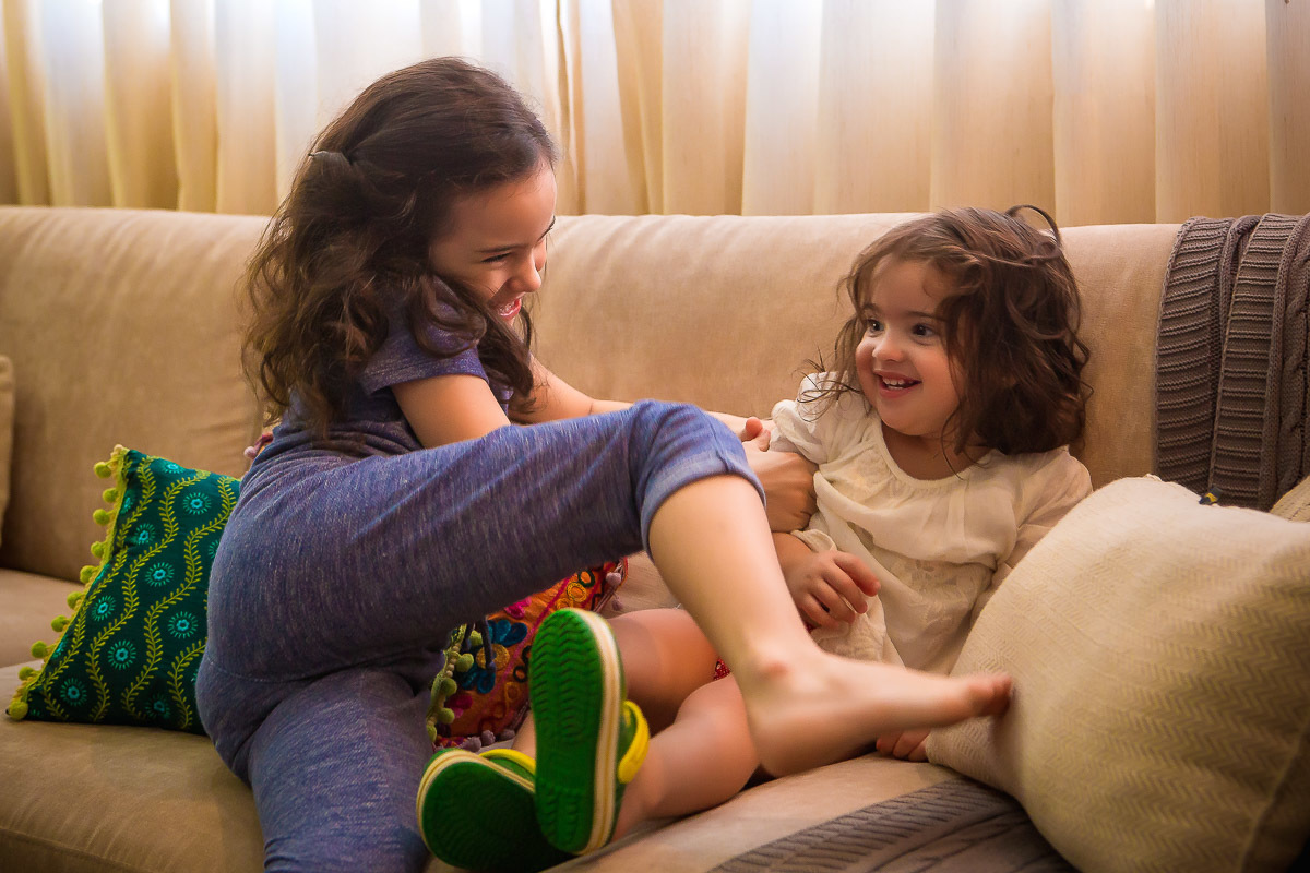 irmãs brincando no sofá