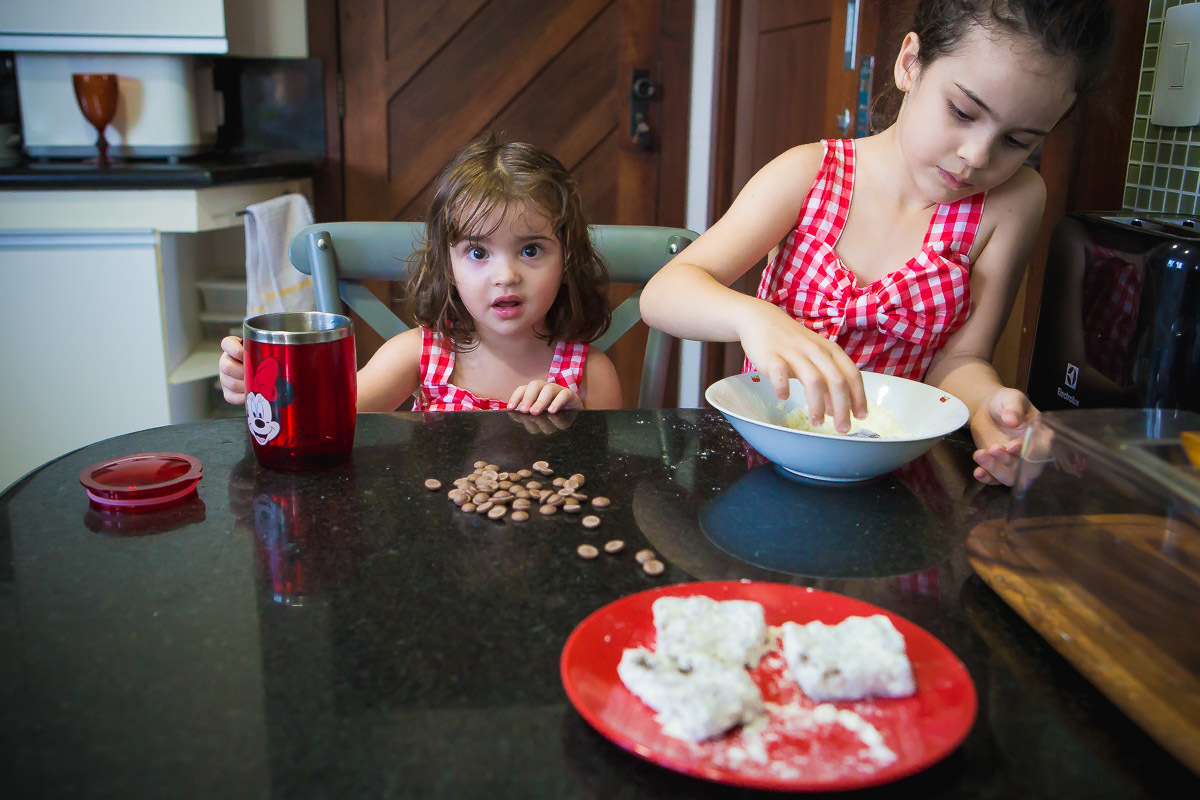 meninas comendo na cozinha palha italiana e chocolate