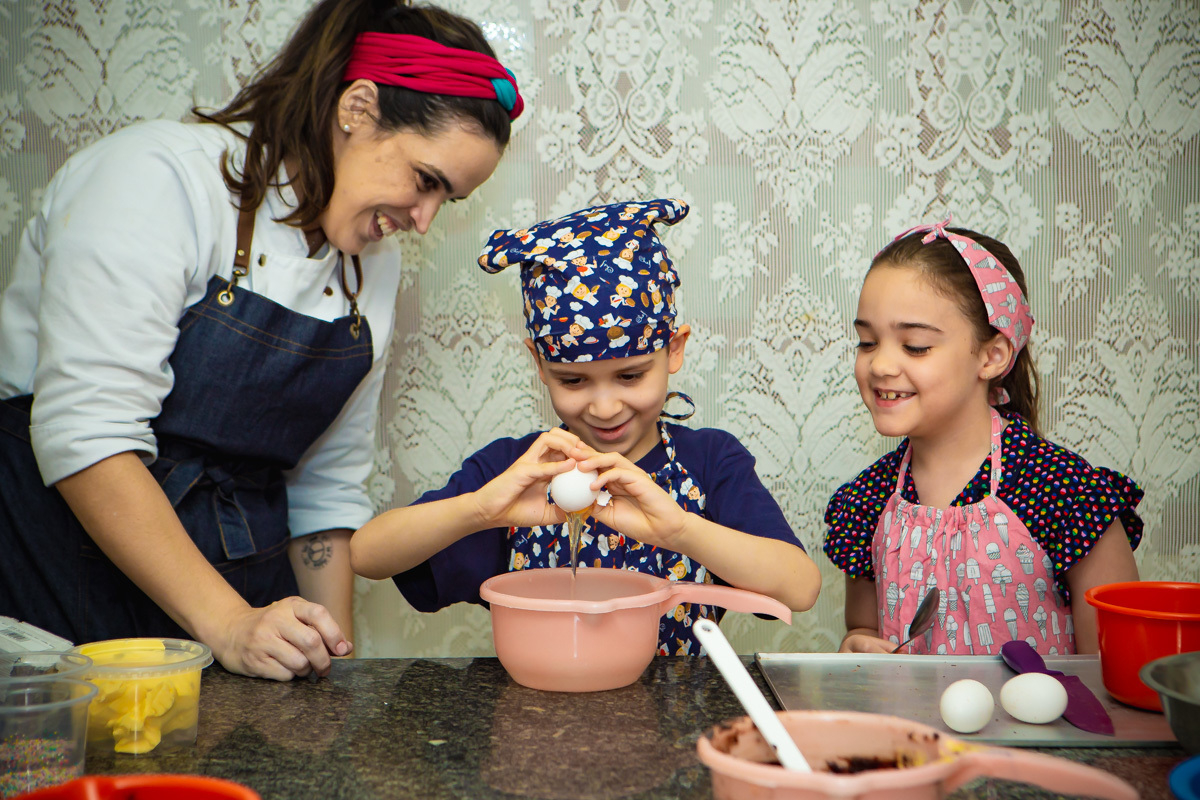 Criança quebrando ovo 