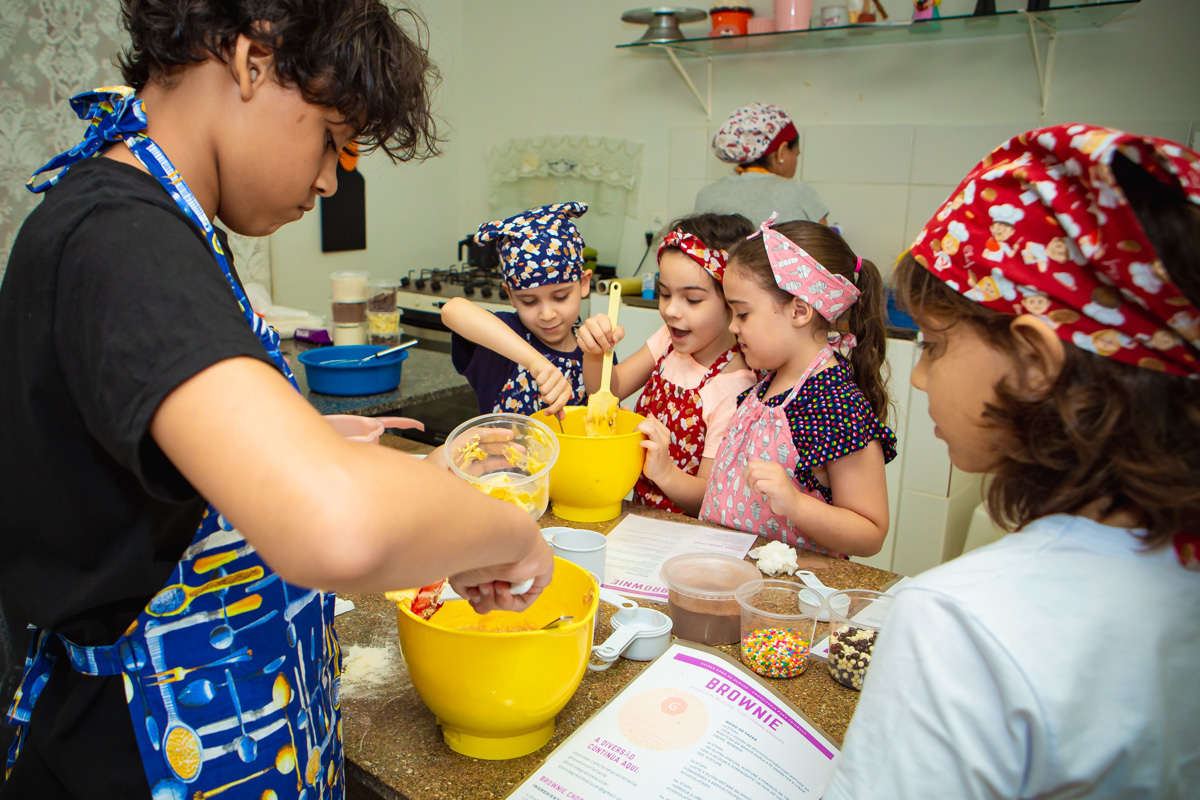 Crianças cozinhando