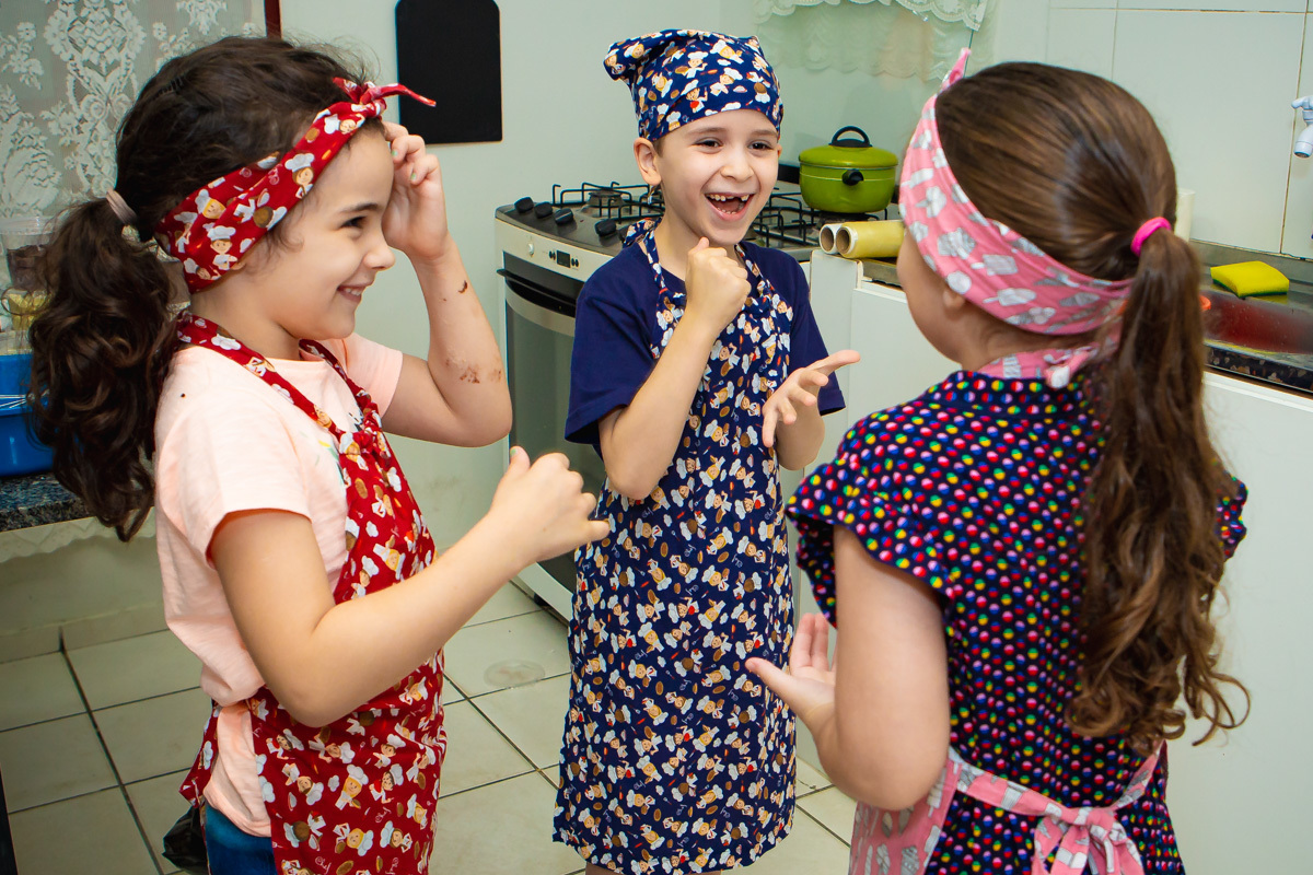 Crianças fazendo pedra, papel e tesoura e rindo