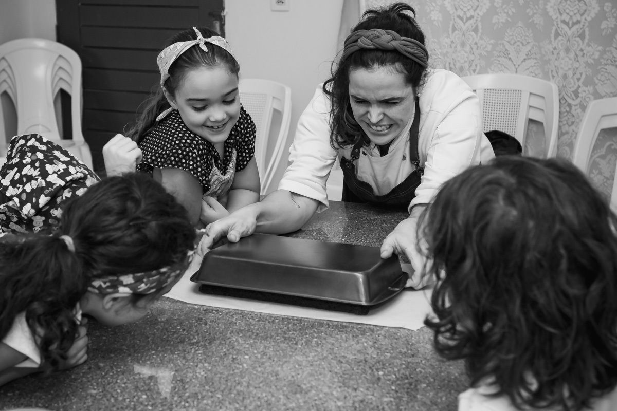 Chef levantando forma de bolo.