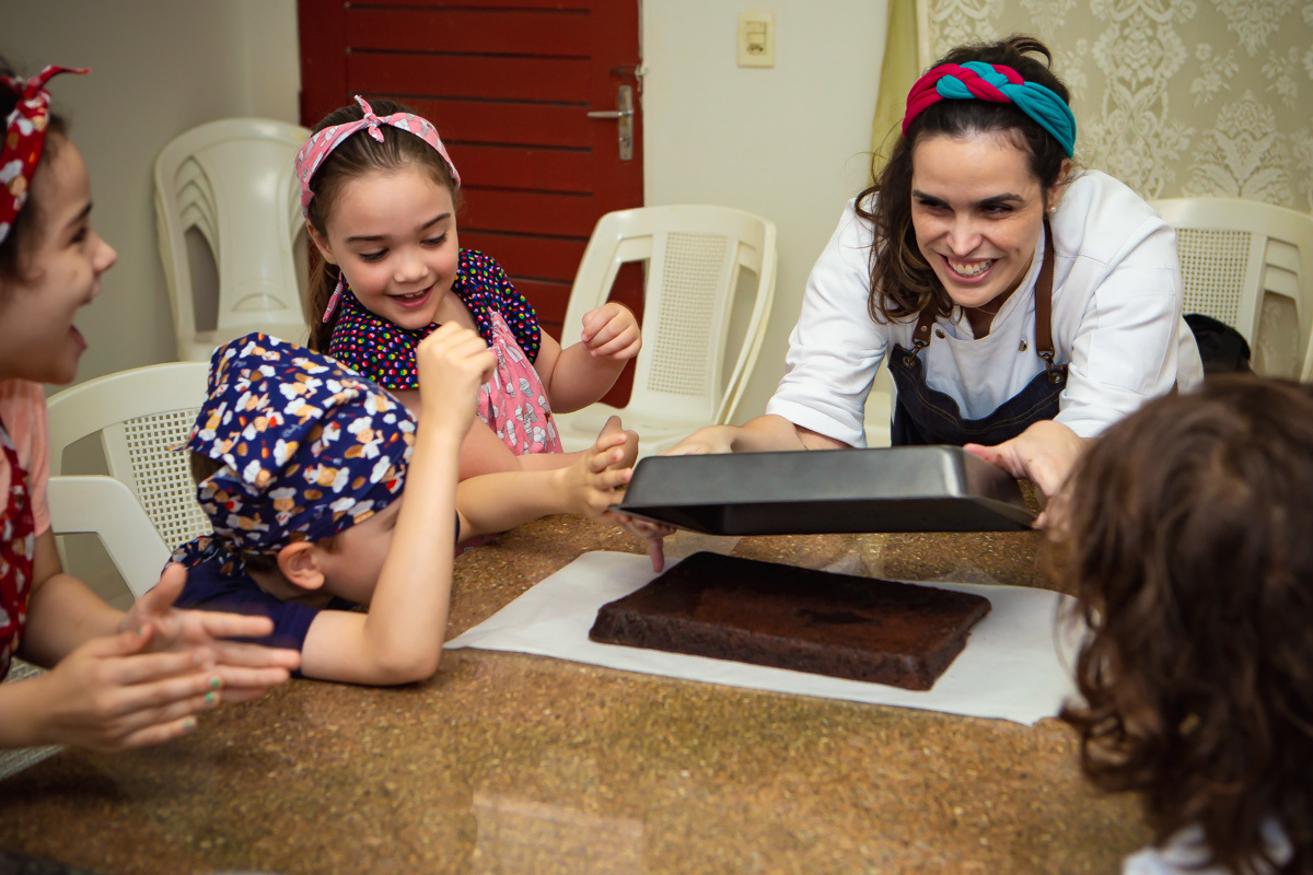 Chef mostrando brownie que tava embaixo da forma