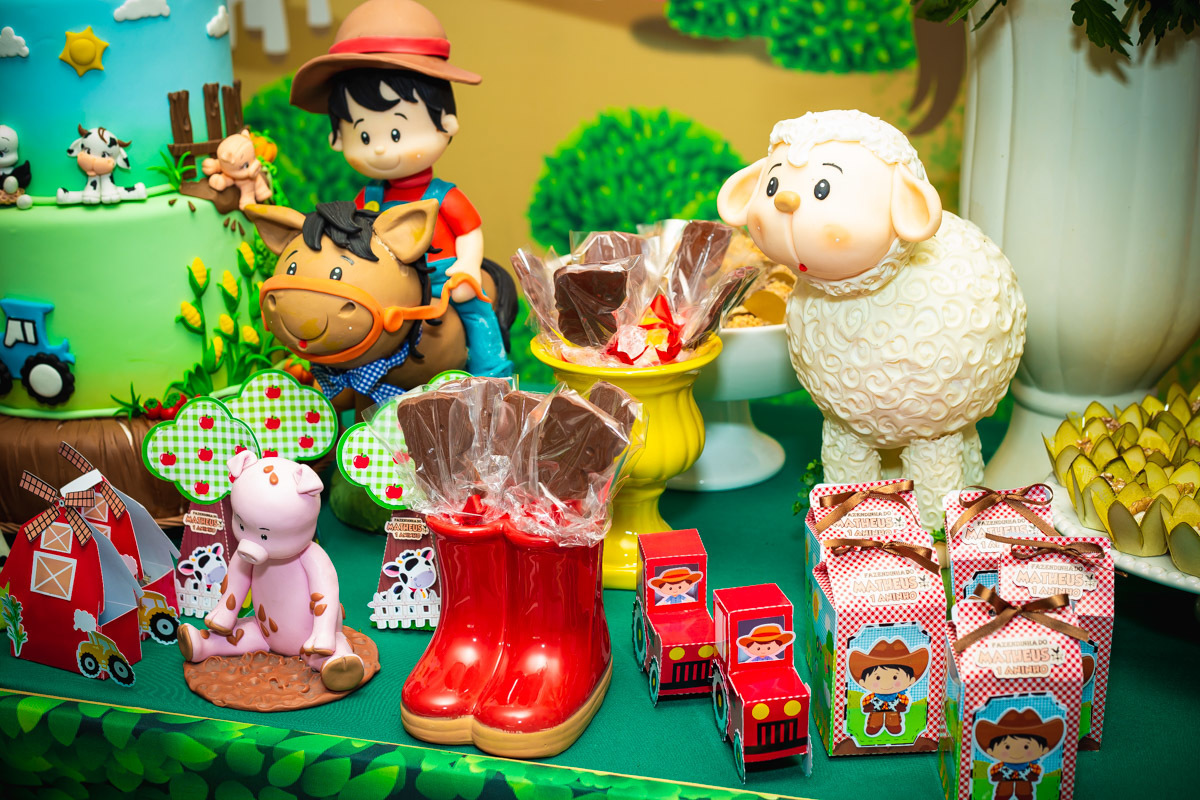 Mesa com doces  com tema da fazendinha