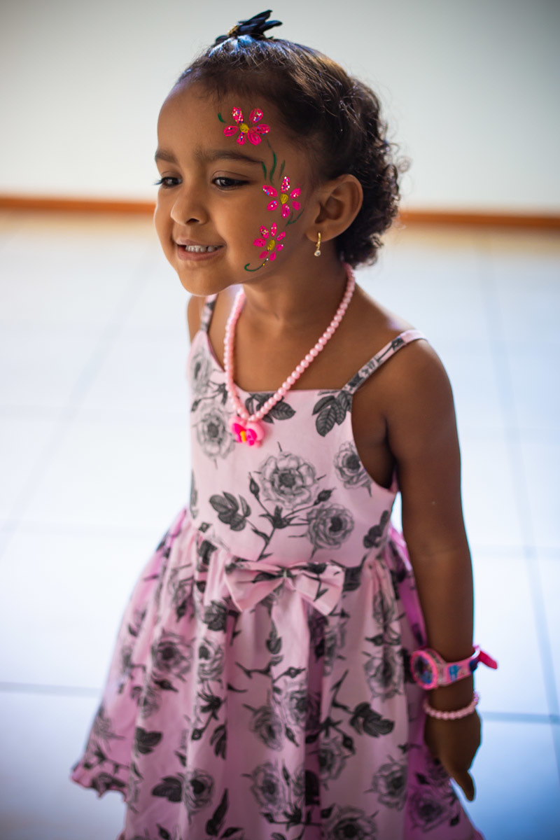 menina mostrando rosas desenhas no rosto