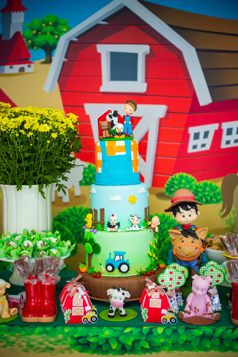 Mesa com doces e bolos com tema da fazendinha