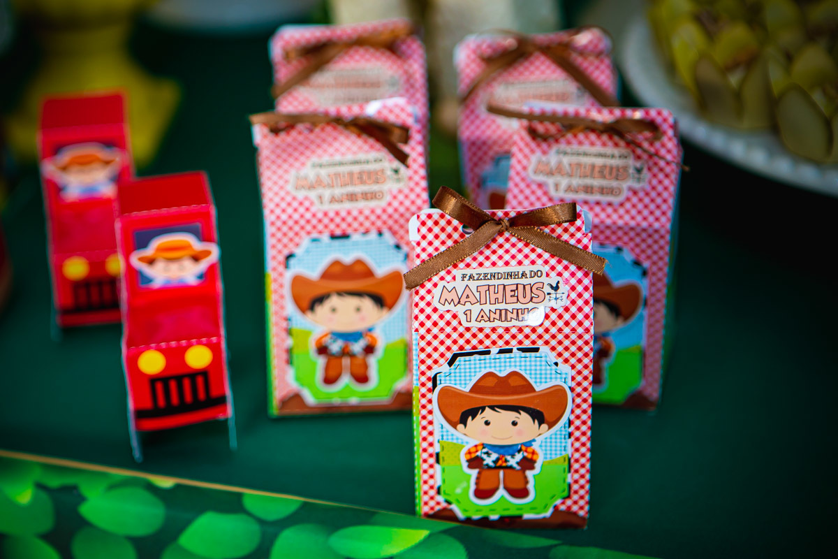 Mesa com doces  com tema da fazendinha