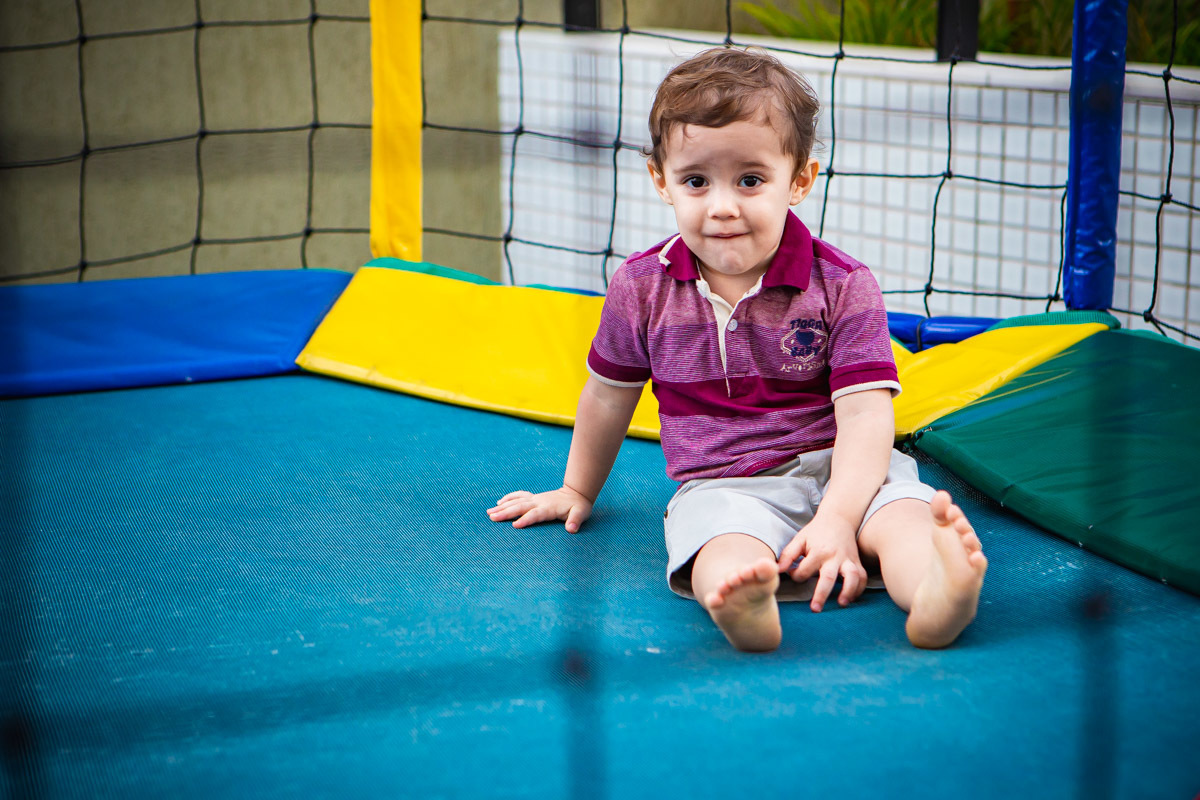 criança sentada no pula pula