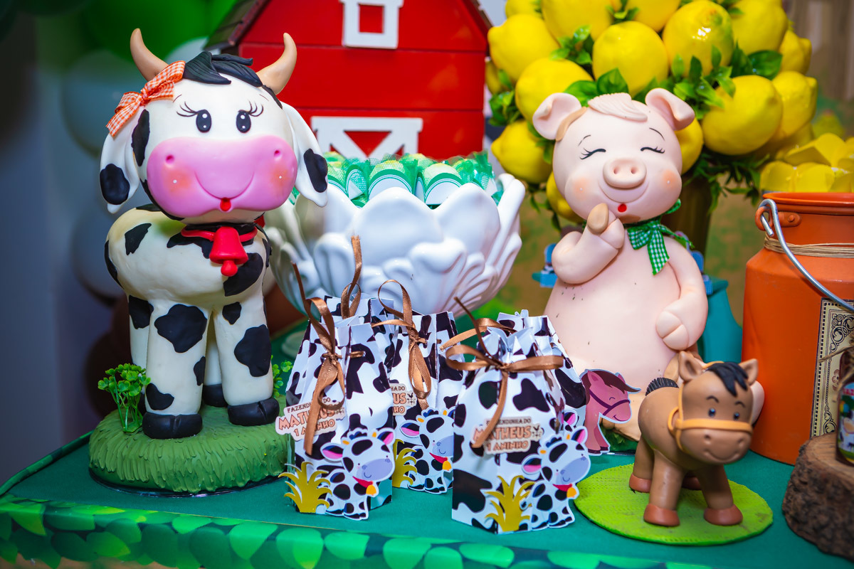 Mesa com doces  com tema da fazendinha