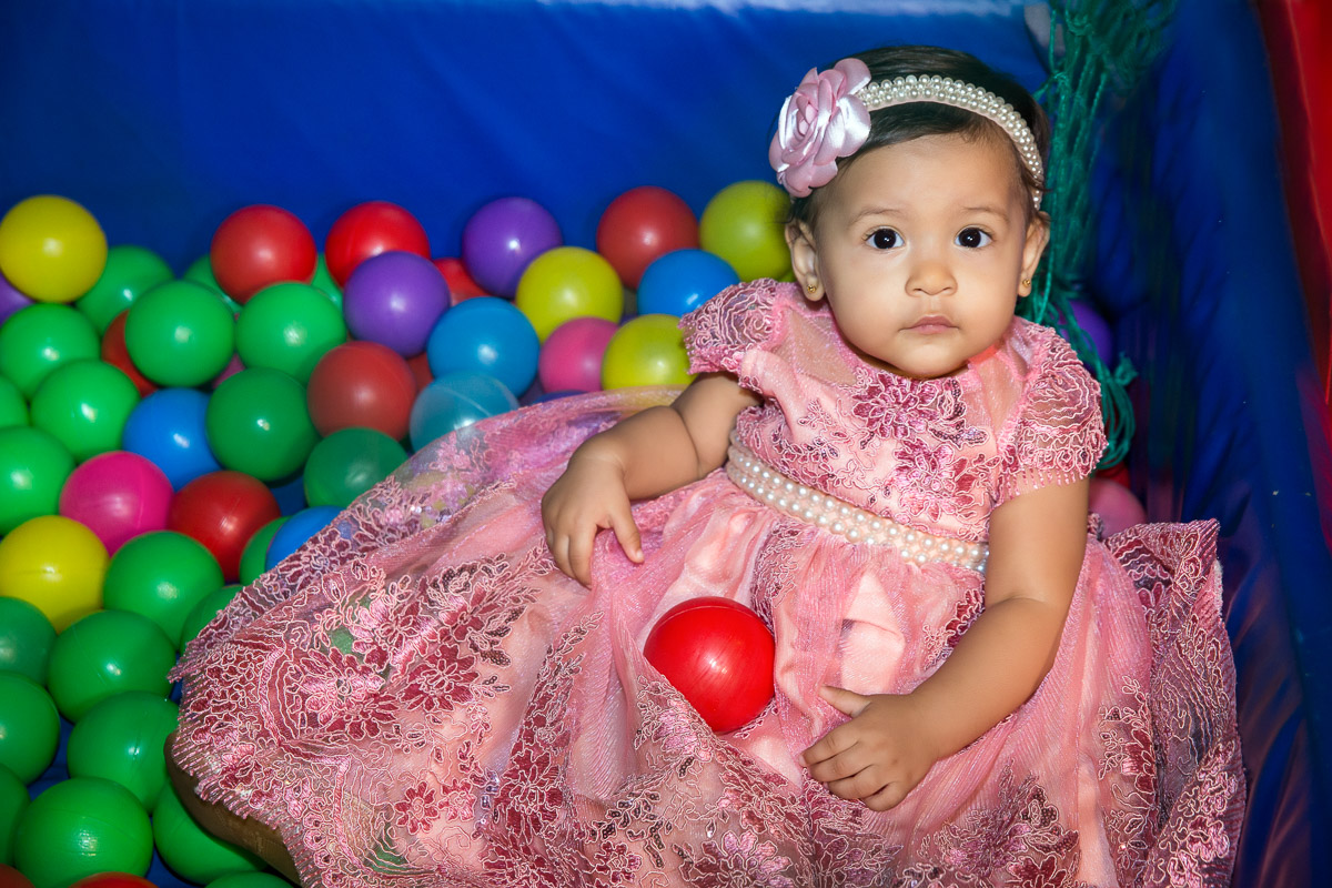 aniversariante brincando em piscina de bolinhas