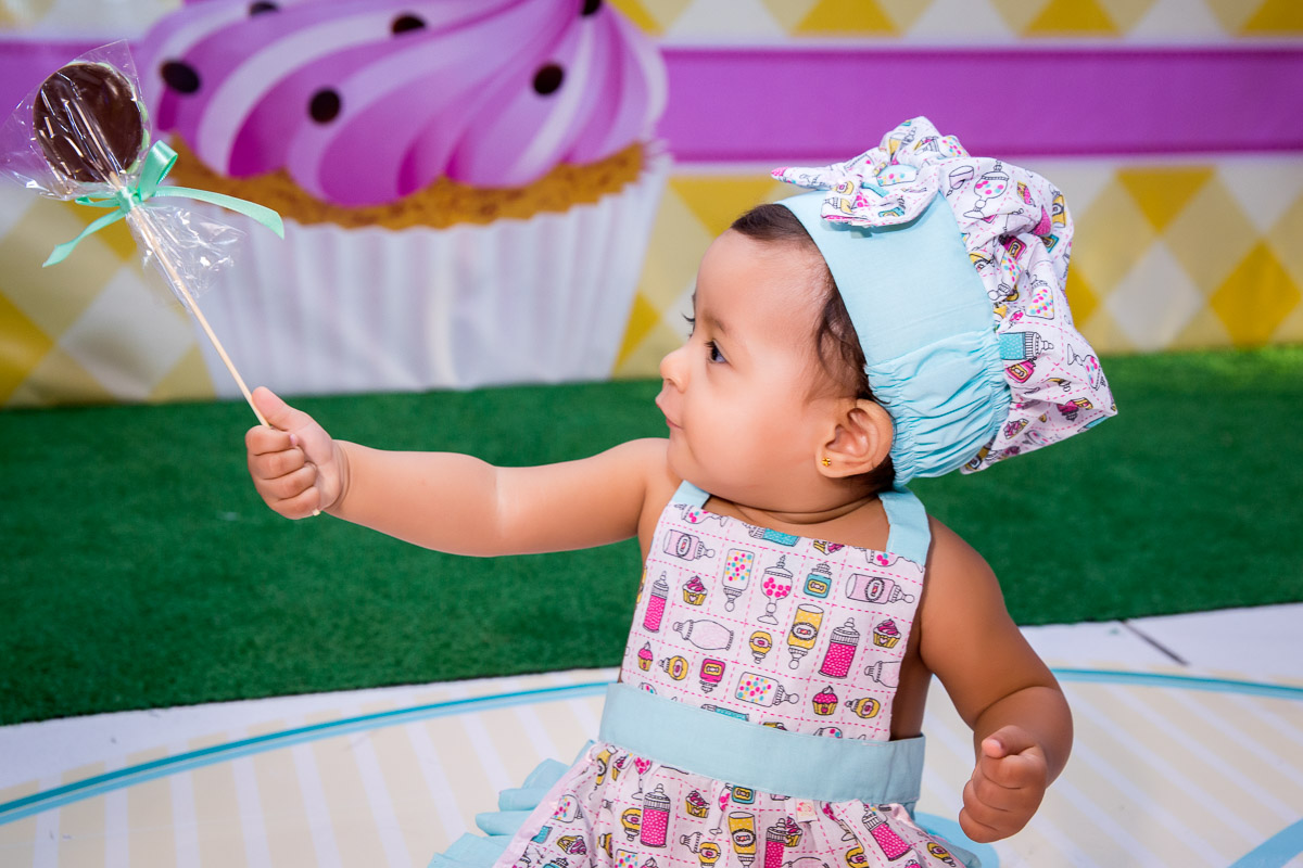 aniversariante brincando com doces