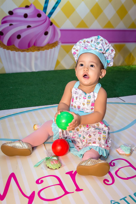 aniversariante brincando no chão com bolinhas