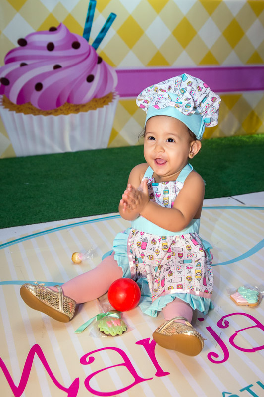 aniversariante cantando parabéns sentada no chão