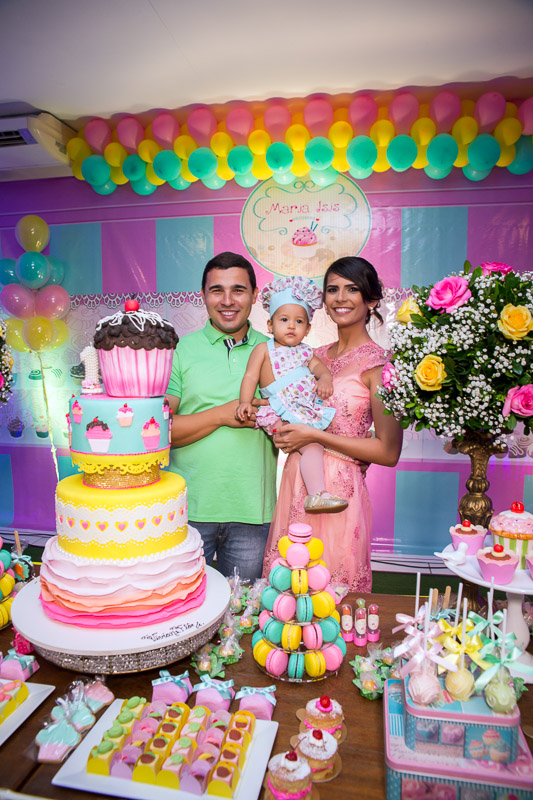 aniversariante e os pais na hora de cantar parabéns